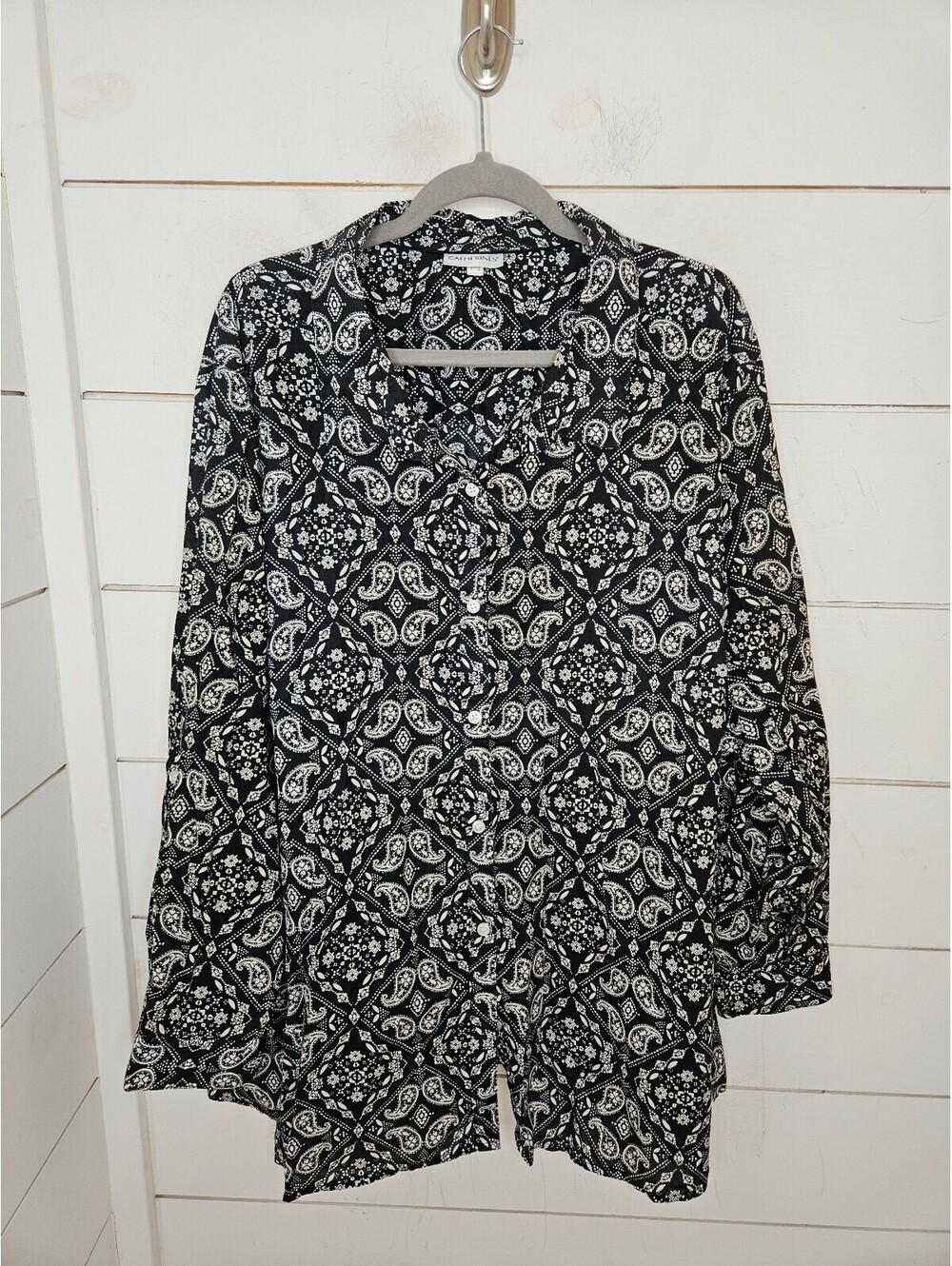 Catherines 3X size 24/26 black & white paisley lightweight button up shirt